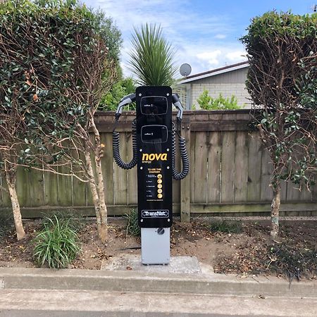 Pukekura Motor Lodge New Plymouth Exteriör bild Nova EV charging station