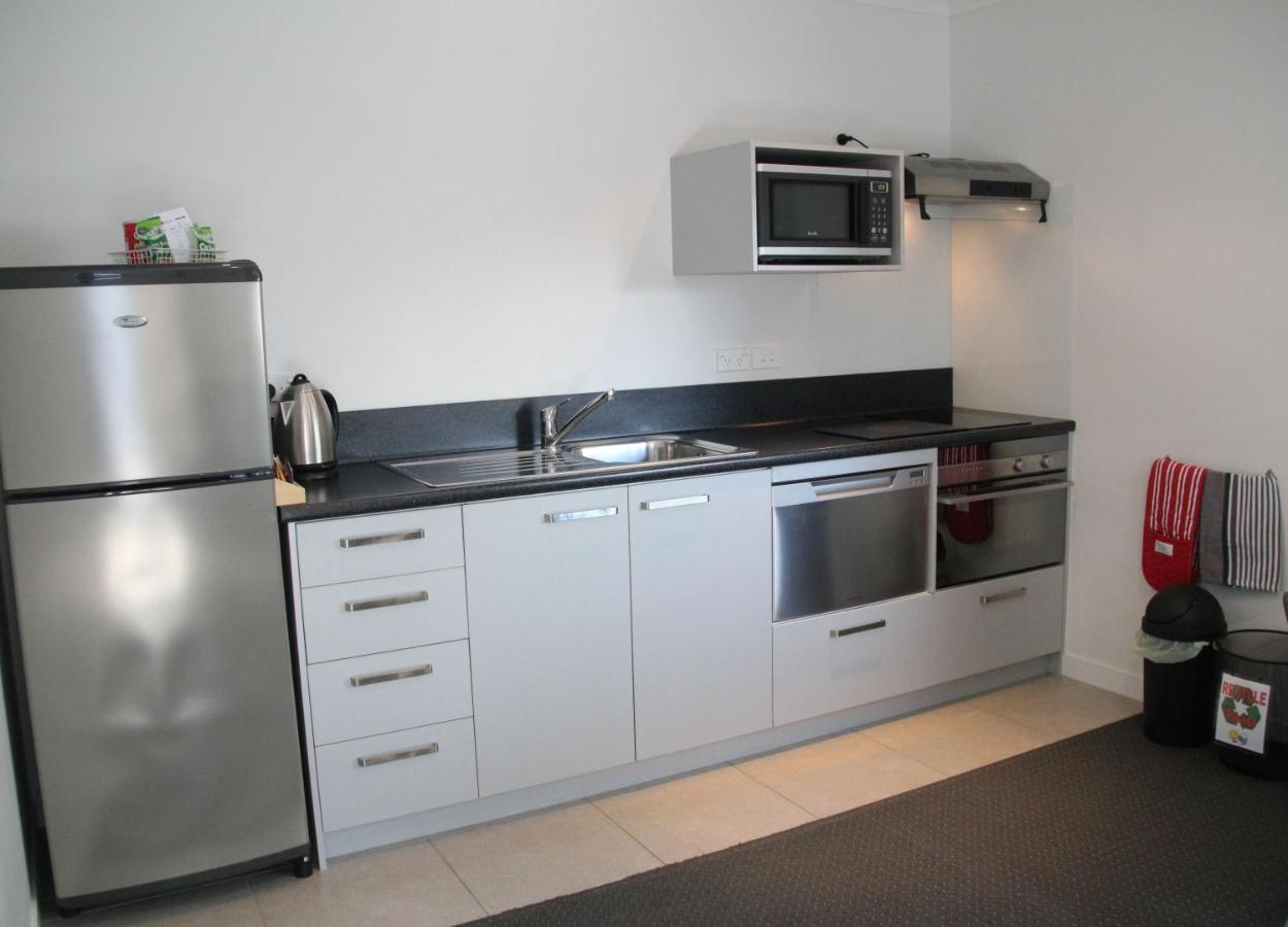 Pukekura Motor Lodge New Plymouth Exteriör bild A kitchen in a student apartment