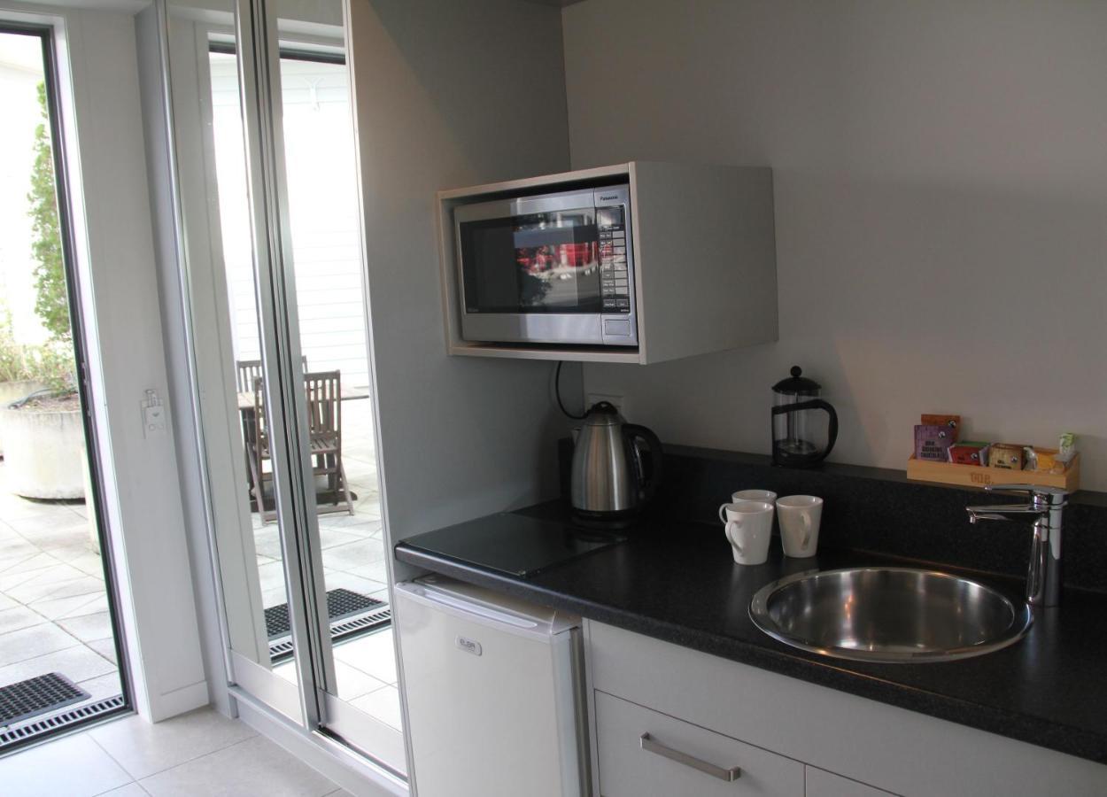 Pukekura Motor Lodge New Plymouth Exteriör bild A microwave oven in a kitchen
