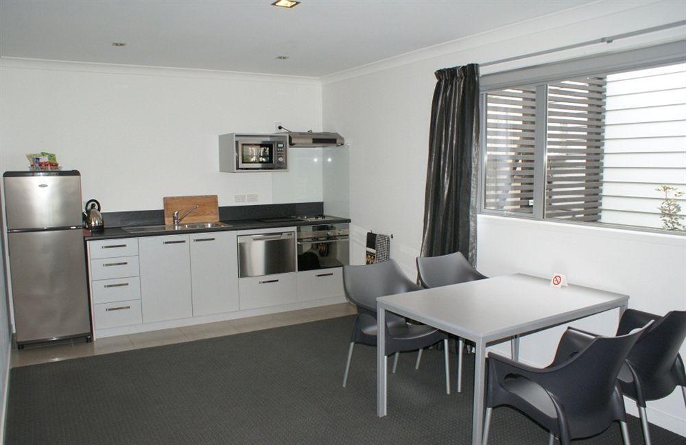 Pukekura Motor Lodge New Plymouth Exteriör bild A typical apartment kitchen