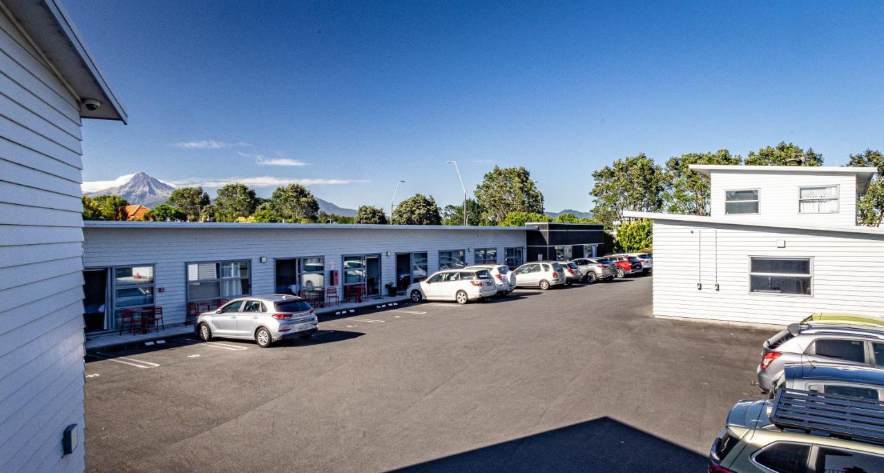 Pukekura Motor Lodge New Plymouth Exteriör bild The school's main building