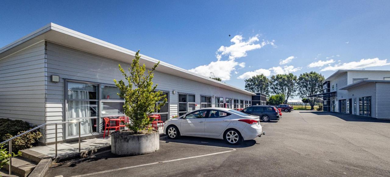 Pukekura Motor Lodge New Plymouth Exteriör bild The motel at the airport