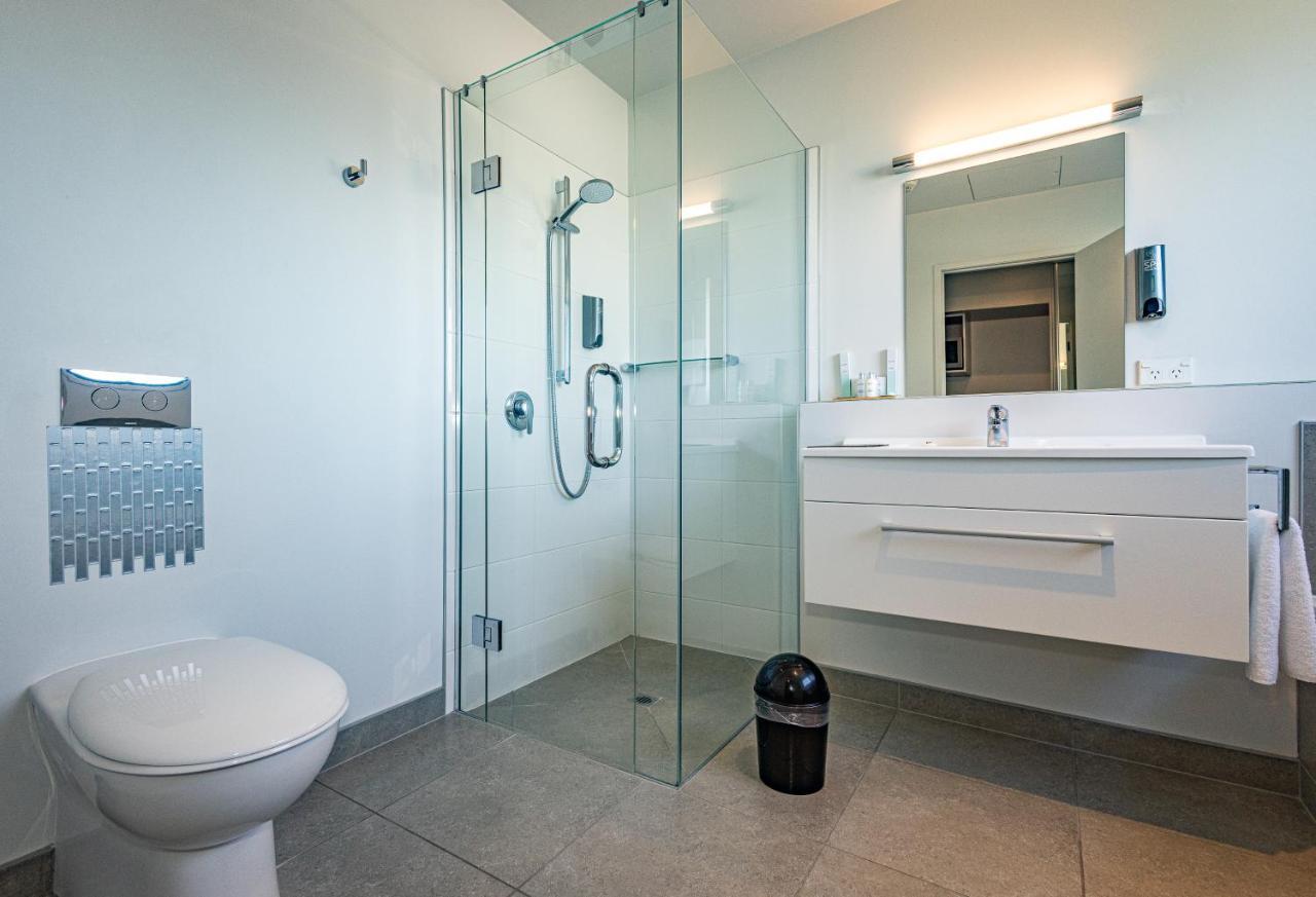 Pukekura Motor Lodge New Plymouth Exteriör bild A modern bathroom with a shower cubicle