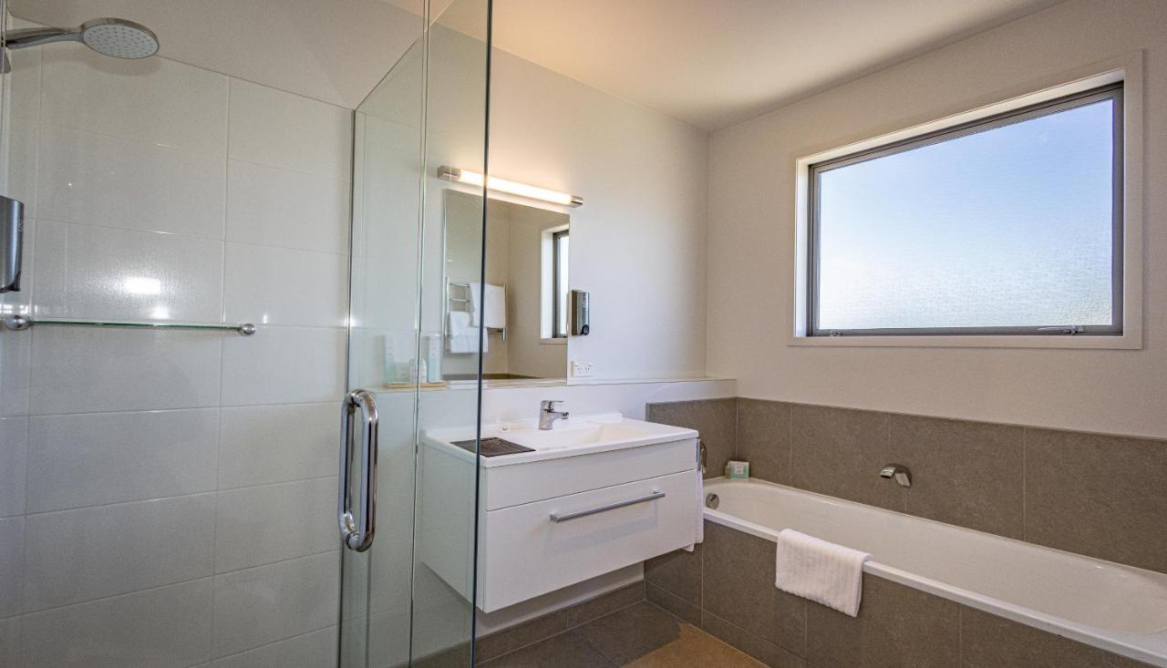 Pukekura Motor Lodge New Plymouth Exteriör bild A modern bathroom