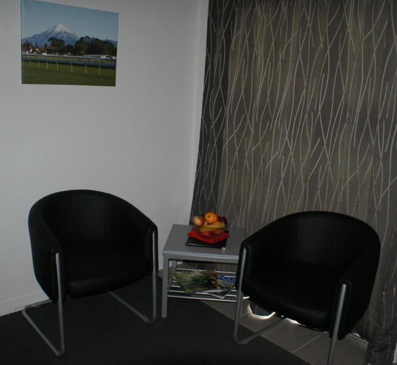 Pukekura Motor Lodge New Plymouth Exteriör bild A waiting room at an airport